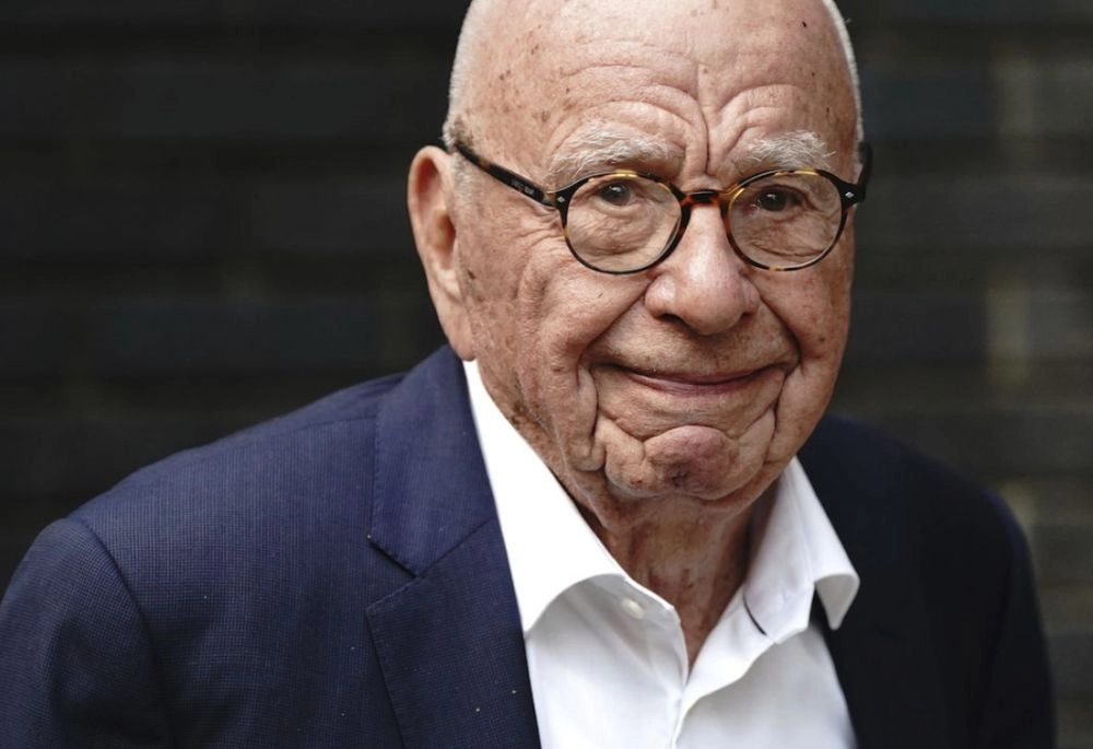 Media mogul Rupert Murdoch has proposed marriage to the former mother-in-law of Russian oligarch Abramovich