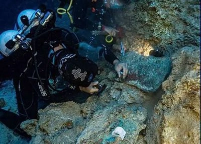 Archaeologists discover traces of a 3600-year-old Bronze Age ship in the bay near Antalya