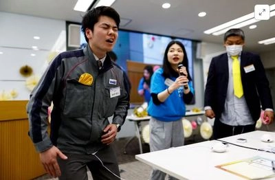 У Японії офісні працівники випробували симулятор менструального болю