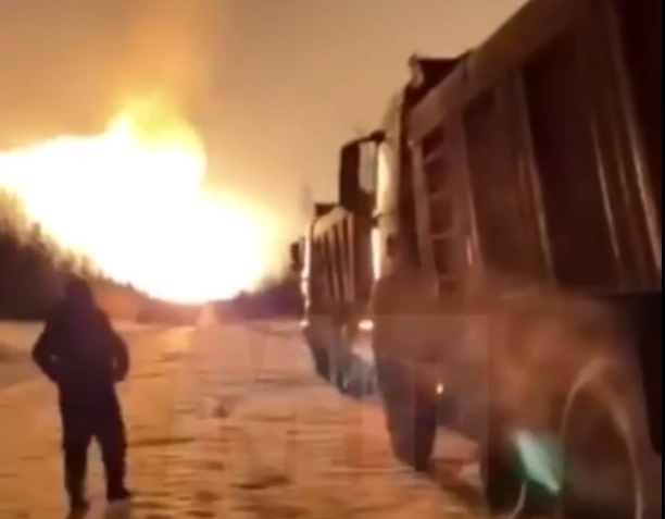 a-fire-broke-out-on-a-gas-pipeline-in-the-tyumen-region-in-russia