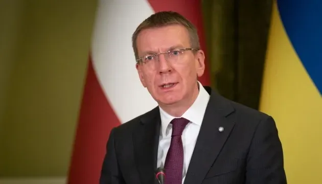 "Не можна капітулювати перед злом": президент Латвії відповів на заяву Папи про "білий прапор" для України