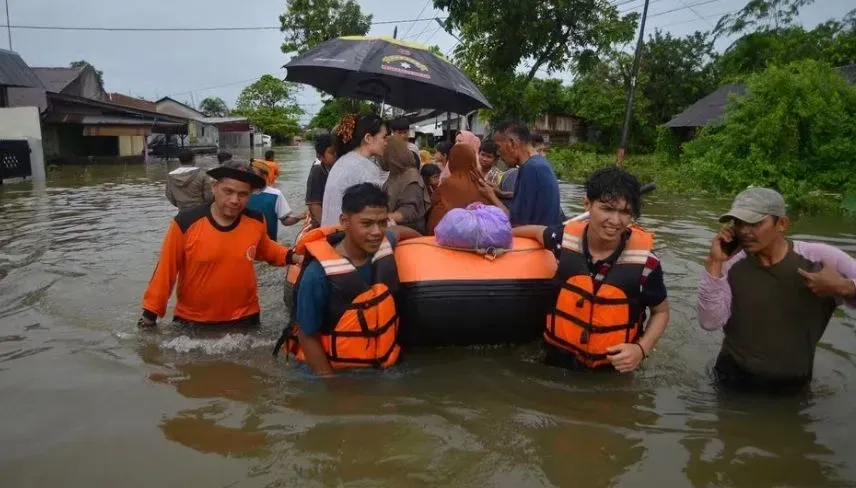 В Индонезии 19 человек погибли из-за наводнения, еще семеро пропали без вести