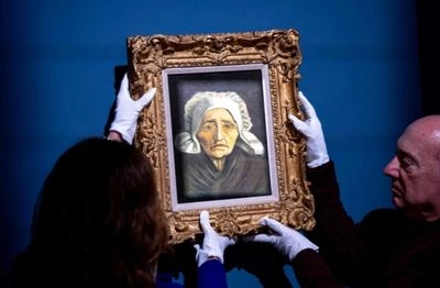 Картину Ван Гога "Портрет крестьянки в белом чепчике" продали за 4,5 млн евро