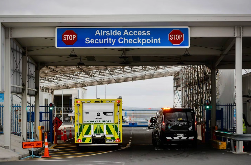 "Самолет просто замер": 50 человек пострадали из-за технической проблемы на рейсе из Сиднея в Окленд