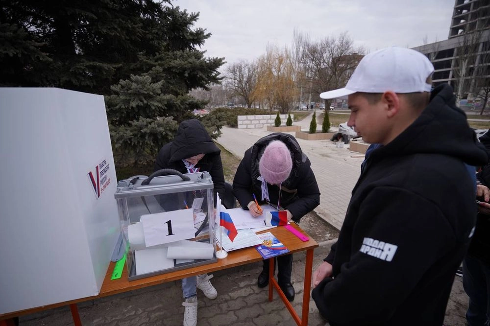 Setting up "polling stations" in yards: how the occupiers in Mariupol are holding early "voting" in Putin's "elections"