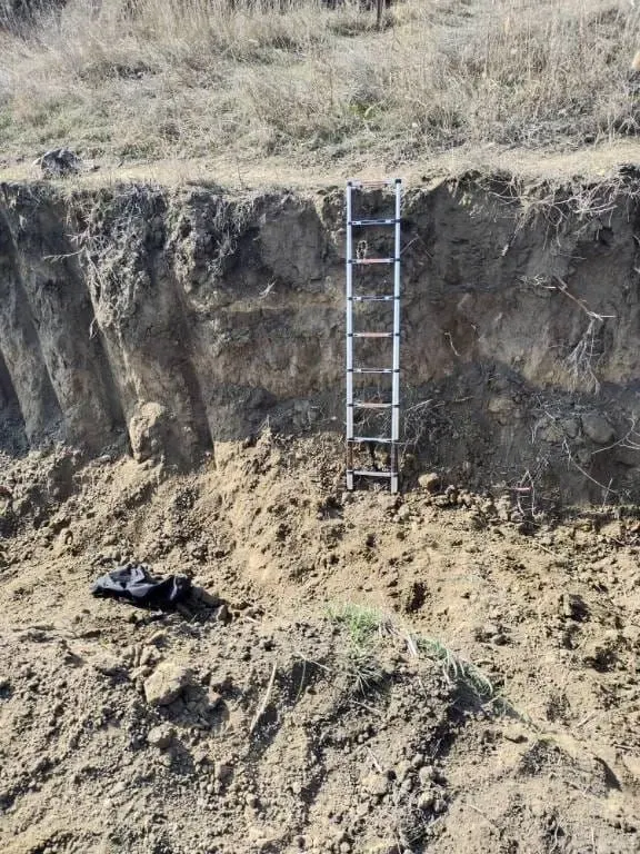 they-tried-to-break-through-to-moldova-two-men-with-a-ladder-were-storming-the-anti-transportation-ditch-they-were-detained-with-shots-fired
