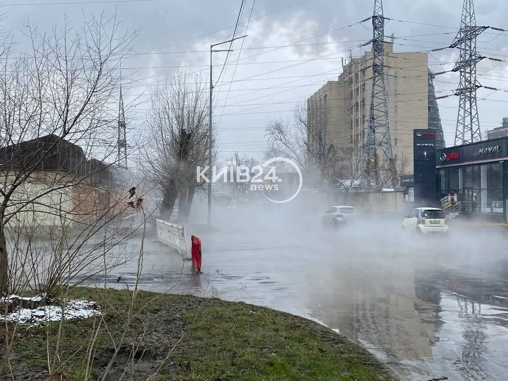 У Києві на лівому березі прорвало трубу, можливі ускладнення руху