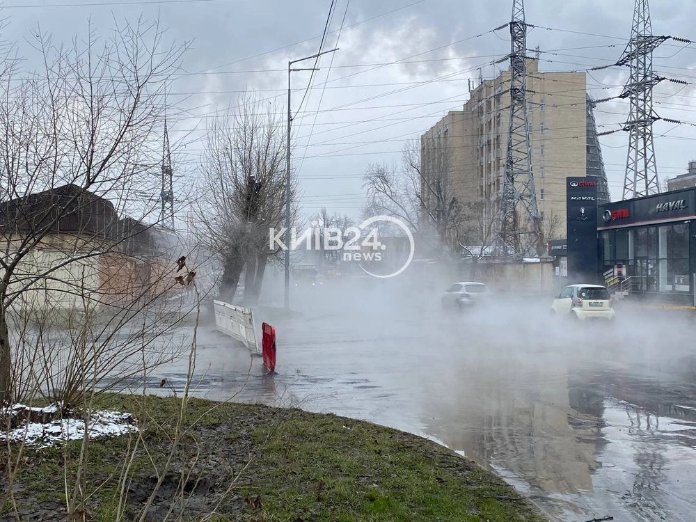 A pipe bursts on the left bank of the Kyiv river, traffic is likely to be hampered