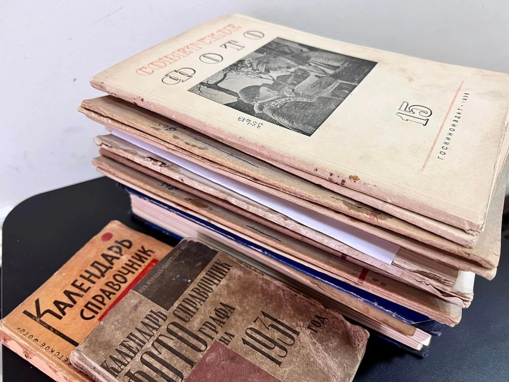 Customs officials try to smuggle a rare collection of Ukrainian photography magazines from the 1940s to China