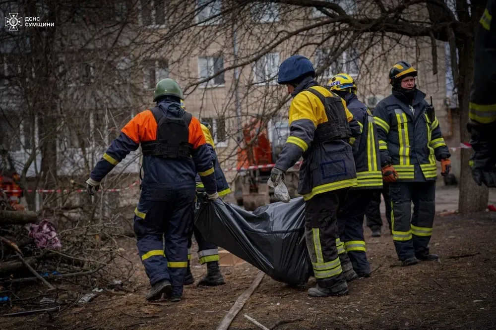 Атака рф на Суми забрала життя вже трьох людей: з-під завалів дістали тіло ще однієї жертви