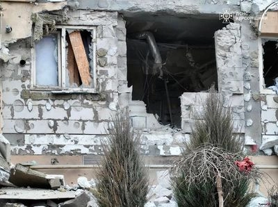 россияне обстреляли многоквартирный дом в центре Херсона