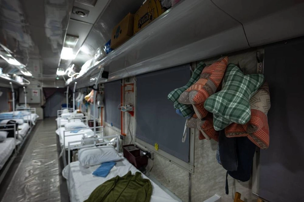 Оборудование, как в госпиталях: Укрзализныця впервые продемонстрировала медицинский эвакуационный поезд