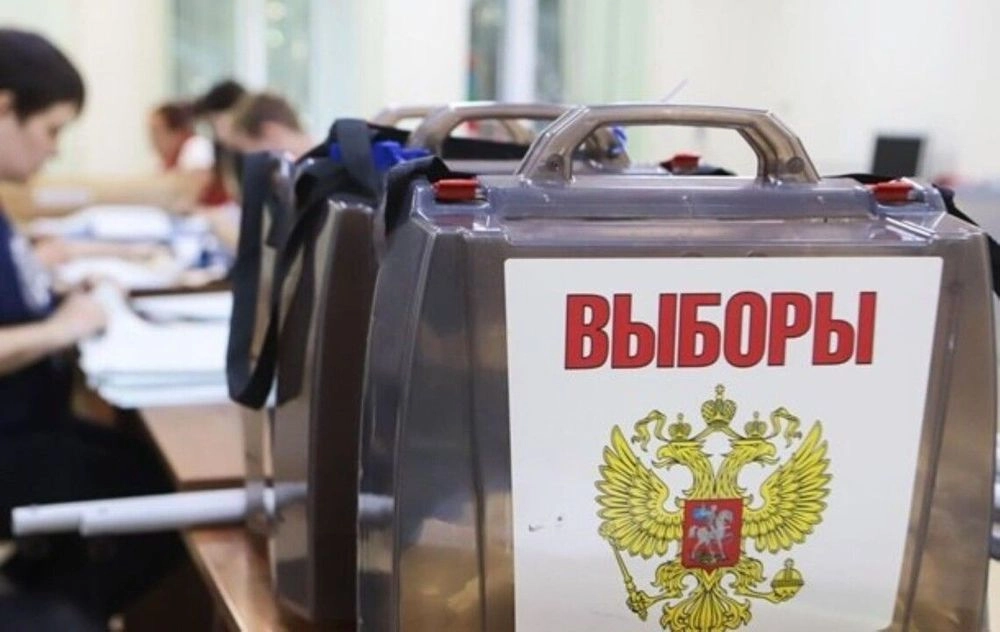 In the occupied territories, Russians check men's military records during voting