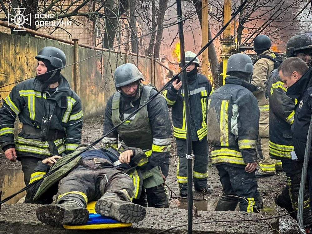 В результате российского ракетного обстрела Одессы погиб пожарный Денис Колесников