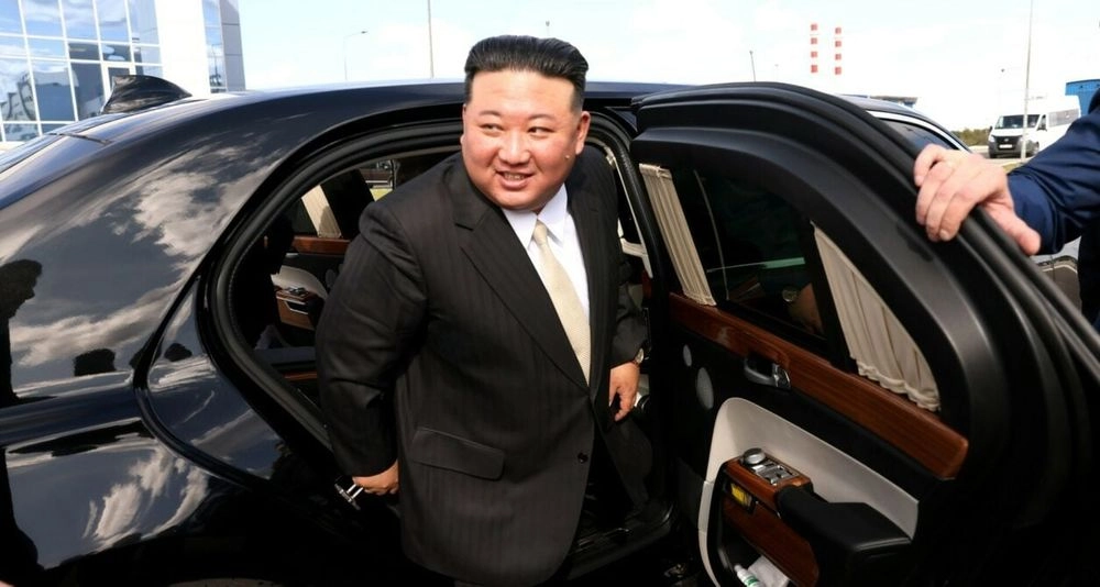 Kim Jong-un rides for the first time in a car donated by Putin