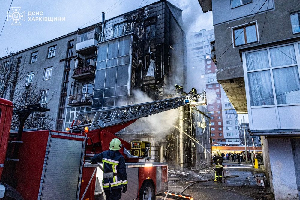 У Харкові рятувальники ліквідували пожежу площею 100 кв. м та евакуювали 20 мешканців