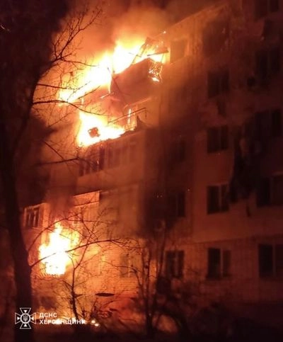 росіяни вночі обстріляли Херсон: влучили у п’ятиповерховий будинок 