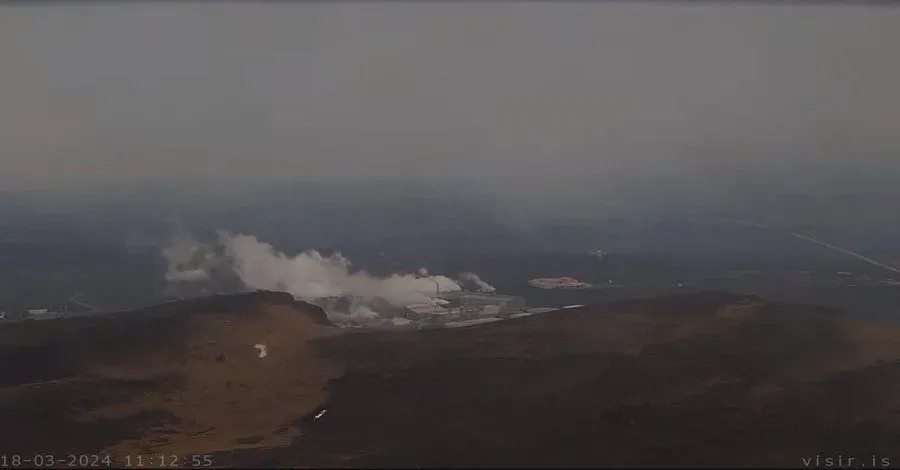 В Исландии защитные сооружения сдерживают потоки лавы и защищают город Гриндавик от извержения