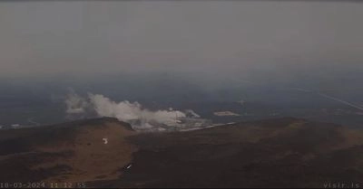 В Исландии защитные сооружения сдерживают потоки лавы и защищают город Гриндавик от извержения