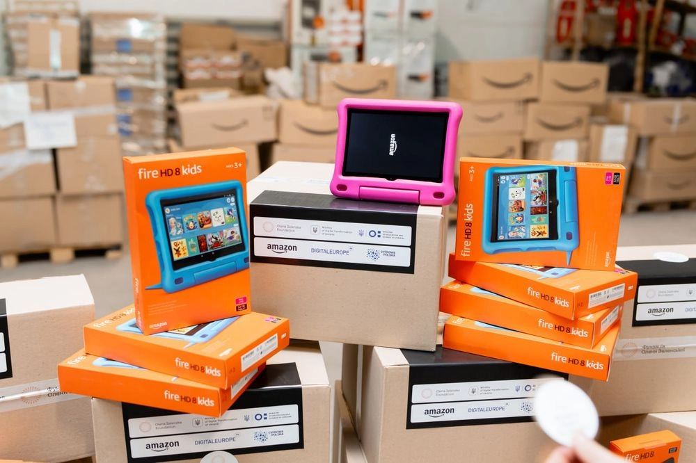 Amazon дарує 6 000 планшетів та електронних книг для українських учнів