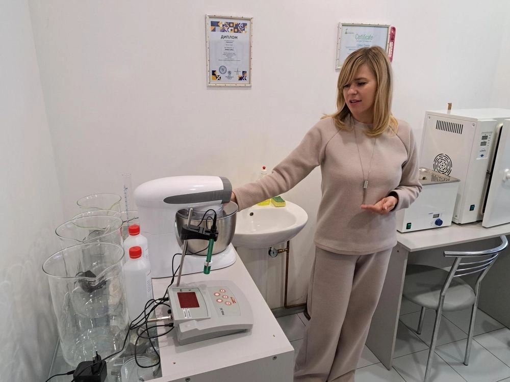 "Роби своє": переселенка з Запоріжжя розпочала бізнес із виробництва натуральної косметики на Черкащині