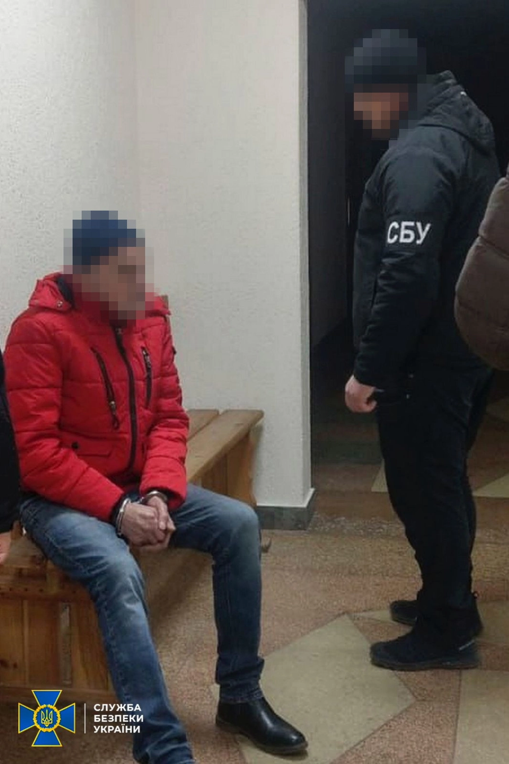 Хотел сбежать к оккупантам: правоохранители задержали коллаборанта, который следил за ВСУ во время оккупации Харьковщины