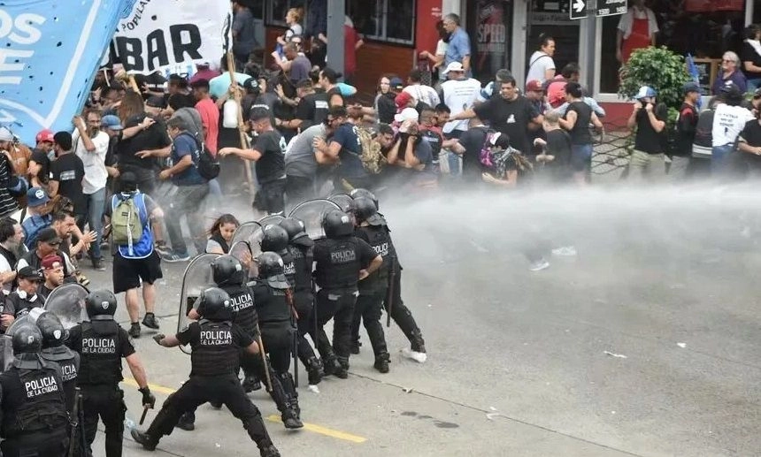 В Аргентине прошли протесты против правительственных мер, полиция применила слезоточивый газ