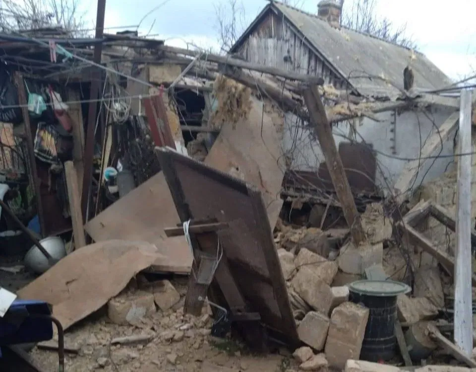 dnipropetrovsk-region-in-nikopol-district-russians-hit-a-private-house-and-an-excavator