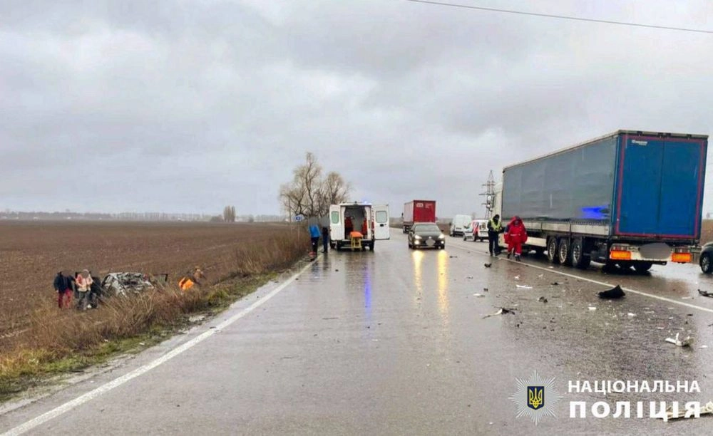 Под Киевом грузовик протаранил легковушку: погибла женщина