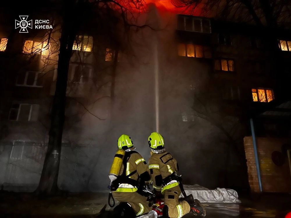 У Києві палає будинок в Шевченківському районі, є постраждалий
