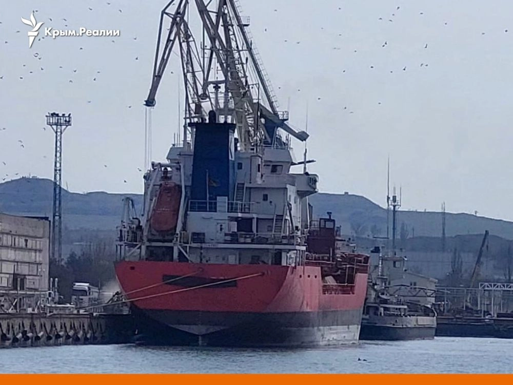 a-gas-tanker-with-a-hidden-name-docked-in-kerch-mass-media