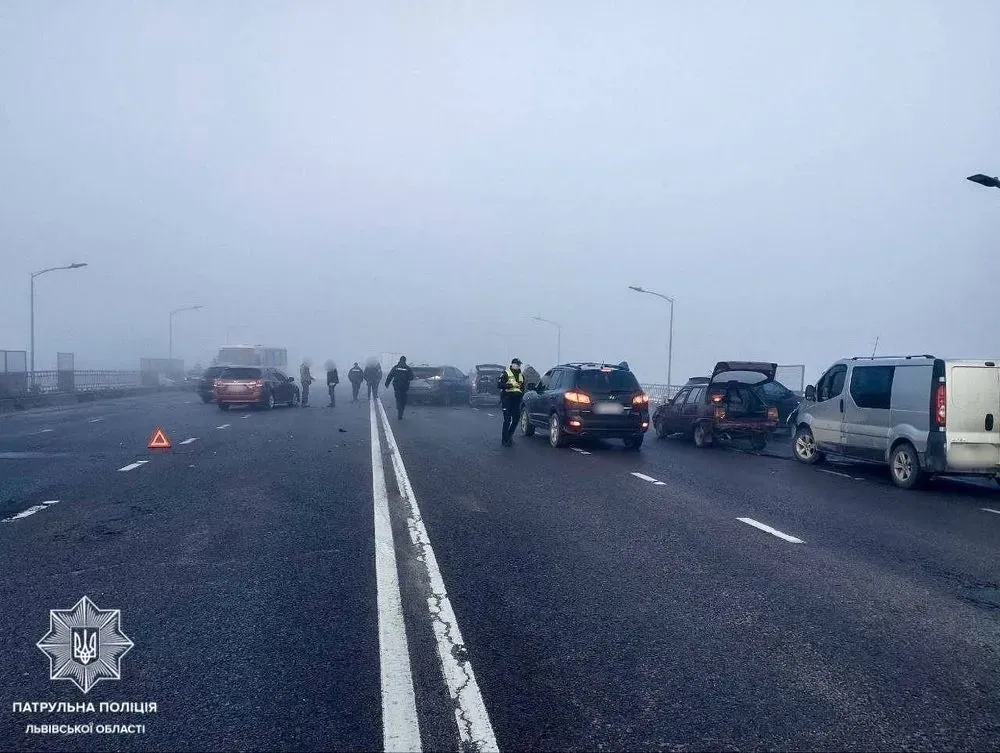 about-27-cars-collided-in-a-large-scale-accident-in-lviv-traffic-is-hampered