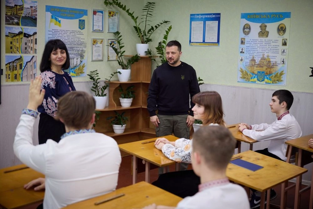 Zelenskyy visits lyceum in Hostomel and talks to students