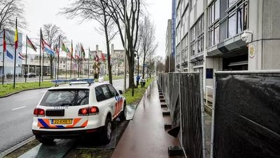 В здание посольства Израиля в Гааге бросили горящий предмет