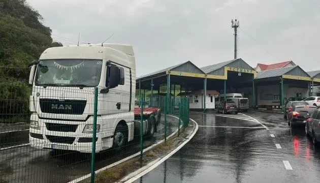 truck-traffic-at-ustyluh-zosin-checkpoint-unblocked-border-guards