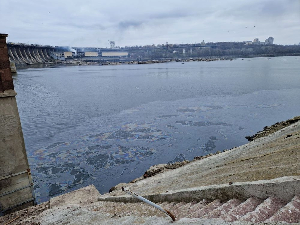 В результате атаки на Днепровскую ГЭС произошла утечка нефтепродуктов в Днепр
