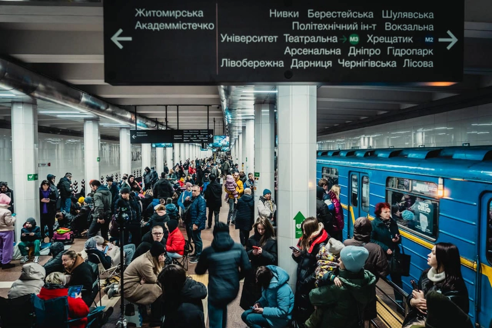 В ночь на 22 марта на станциях киевского метро скрывалось около 35 тысяч человек, из них более 3 тысяч детей