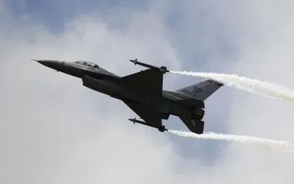 polish-air-force-takes-f-16-fighters-into-the-air