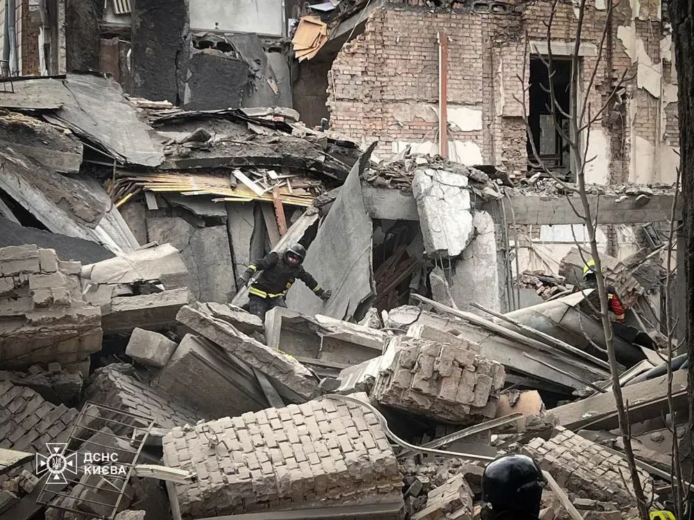 Вражеский удар по Киеву: на Печерске поврежден спортзал, под завалами могут быть люди - ГСЧС