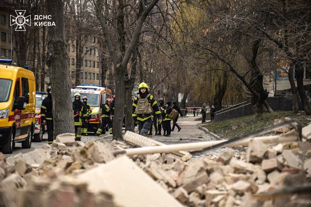 Ракетная атака рф на Киев: информация о человеке под завалами на Печерске не подтвердилась