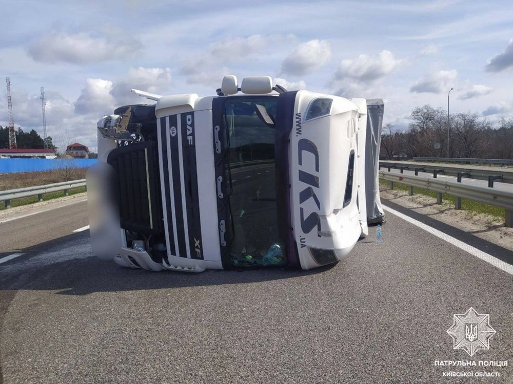 An accident on the Zhytomyr highway: a truck overturned, one of the lanes is blocked