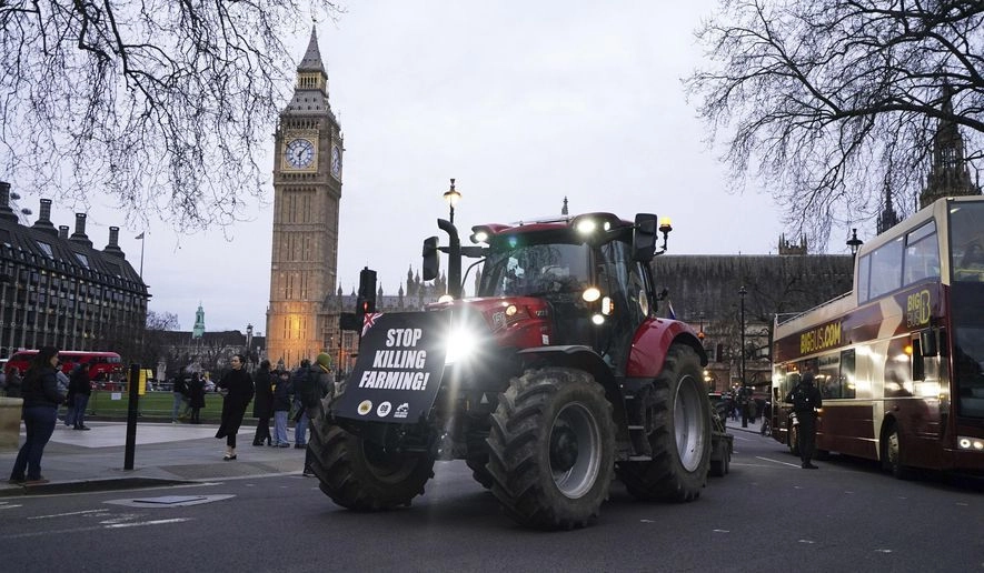 protest-u-londoni-fermery-na-traktorakh-pryikhaly-do-parlamentu