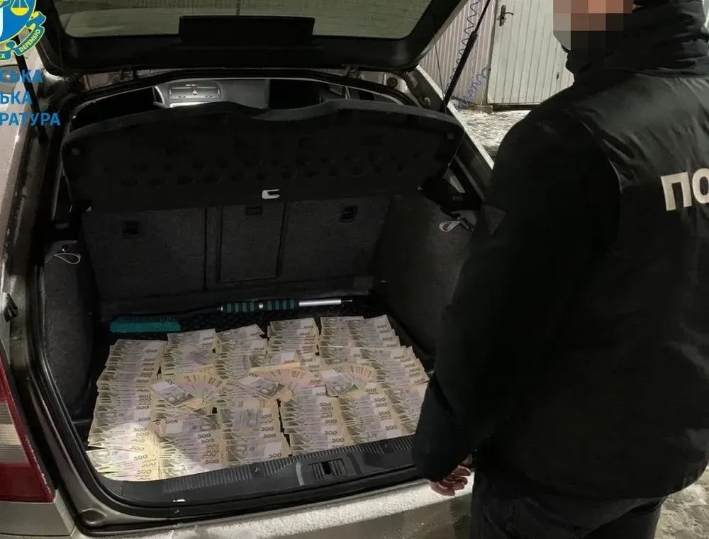 He extorted UAH 500 thousand for asphalting the road: an official of the Kyiv Municipal Enterprise SHEU was detained on an attempt to enrich himself illegally
