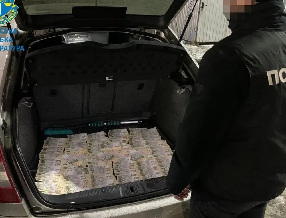 he-extorted-uah-500-thousand-for-asphalting-the-road-an-official-of-the-kyiv-municipal-enterprise-sheu-was-detained-on-an-attempt-to-enrich-himself-illegally