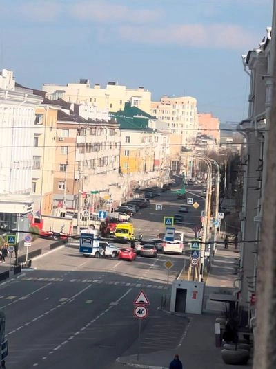 Безпілотник врізався в адмінбудівлю, є поранена: губернатор про вибух у російському бєлгороді