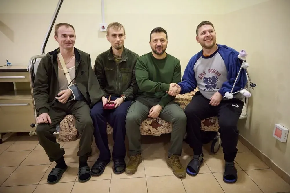 zelenskyy-visits-hospital-in-sumy-region-and-talks-to-wounded-soldiers