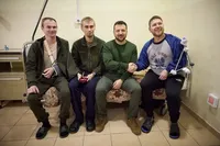 Зеленский посетил больницу в Сумской области и пообщался с ранеными бойцами
