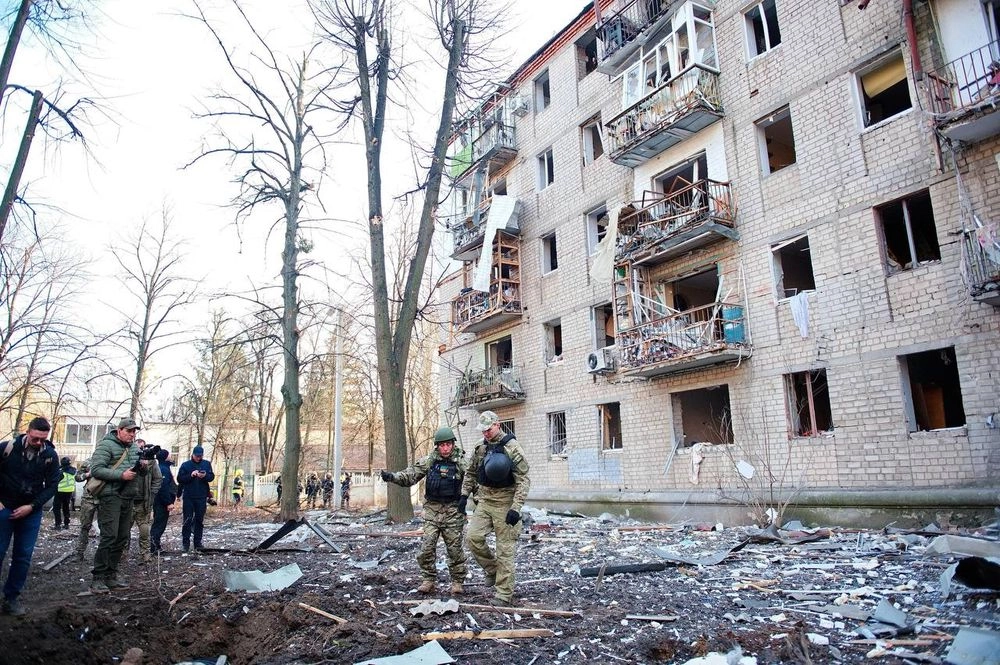 Маємо 18 пошкоджених будинків і понад 800 вибитих вікон: Терехов про наслідки удару рф по Харкову