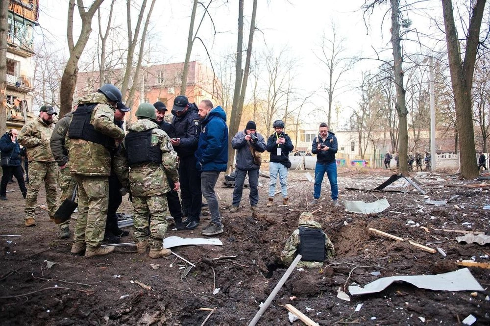 Бросают бомбы на мирные кварталы и гражданских: в полиции показали первые минуты после удара рф по Харькову