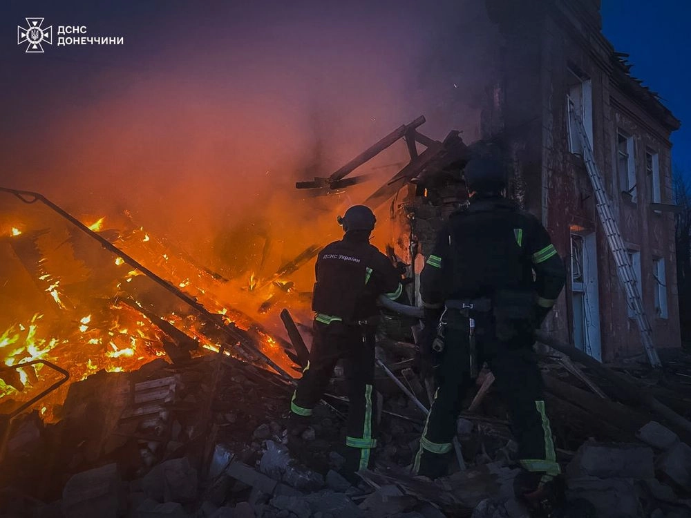 В Донецкой области спасатели несколько часов ликвидировали пожар в результате российского обстрела